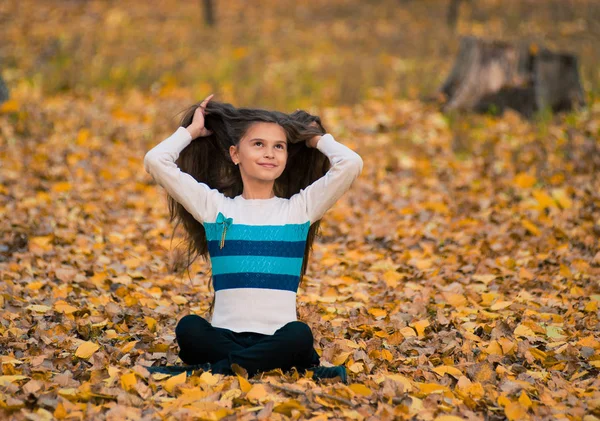 Retrato de hermosa adolescente en el parque de otoño —  Fotos de Stock