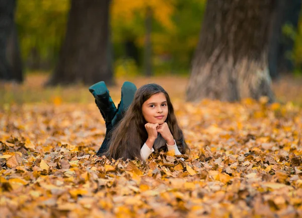 Sonbahar zaman genç bir güzel gülümseyen portresi