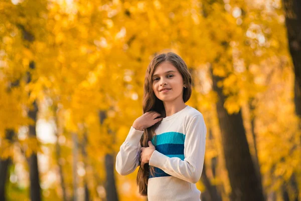 Retrato de una hermosa adolescente sonriente en otoño —  Fotos de Stock