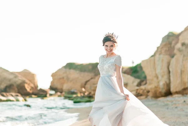 Hermosa novia al aire libre. Peinado de boda y maquillaje . —  Fotos de Stock