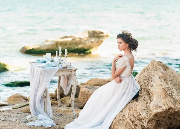 Hermosa novia al aire libre. Peinado de boda y maquillaje . —  Fotos de Stock