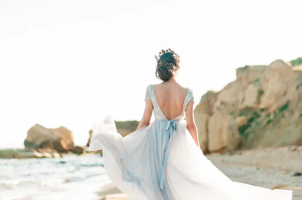 Hermosa novia al aire libre. Peinado de boda y maquillaje . —  Fotos de Stock