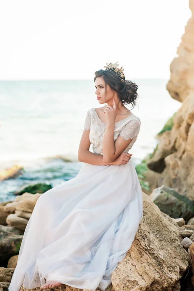 Hermosa novia al aire libre. Peinado de boda y maquillaje . —  Fotos de Stock