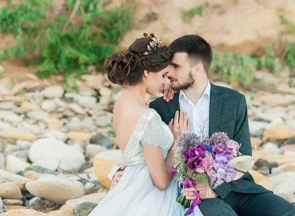 Casamento casal, noivo e noiva em vestido de noiva perto do mar à beira-mar — Fotografia de Stock