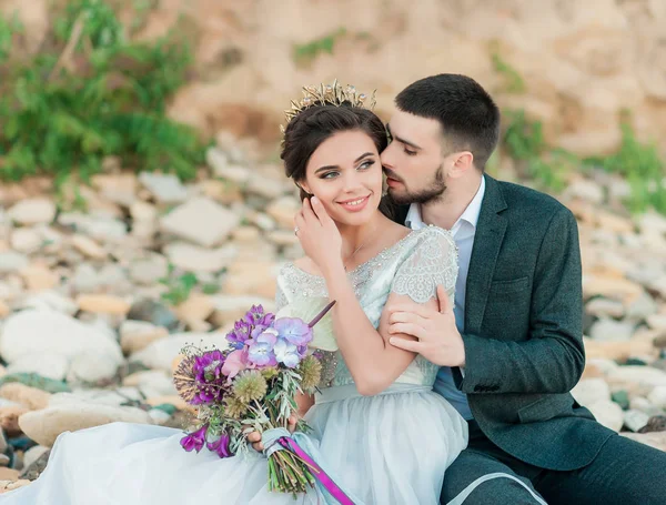 Damat ve gelin gelinlik deniz kenarında