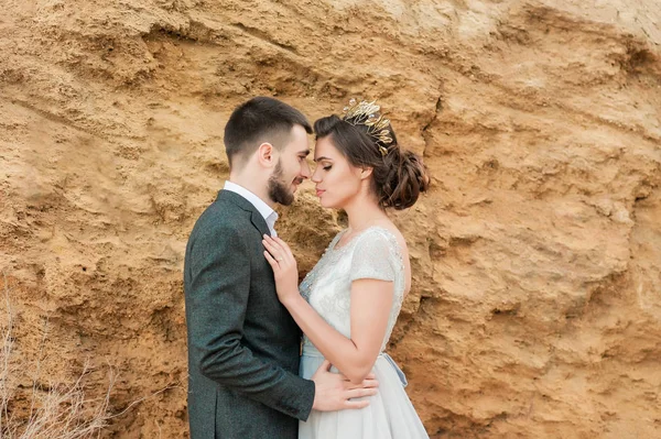 Noiva e noivo na cerimônia de casamento perto do mar — Fotografia de Stock