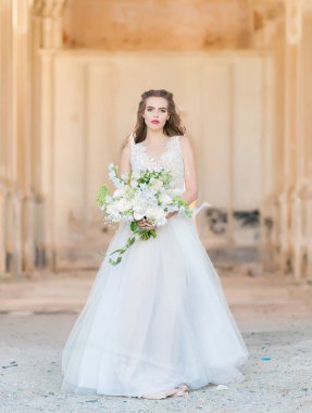 Lüks elbise güzel mimarisi poz içinde romantik güzel gelin