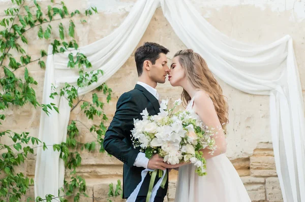 Sposo e sposo alla cerimonia di nozze presso la vecchia cattedrale — Foto Stock