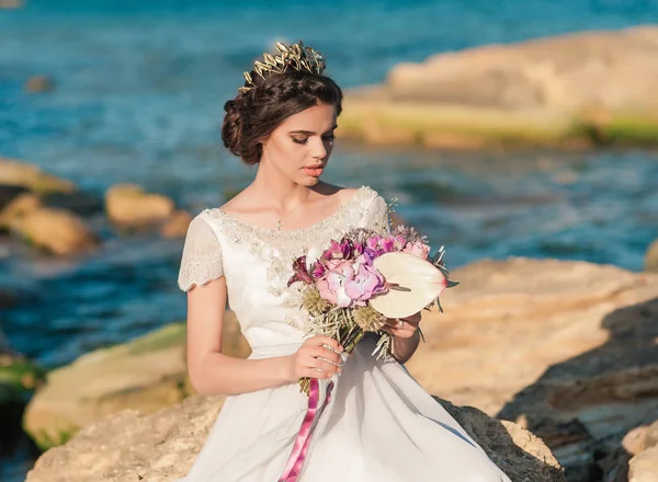 Romantiskt vacker brud i lyx klänning poserar på stranden. — Stockfoto