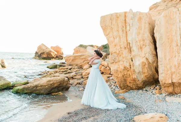 Hermosa novia romántica en vestido de lujo posando en la playa . —  Fotos de Stock