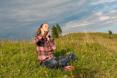 Yound kız zevk misic mükemmel manzaralı en yüksek Dağı'nda.