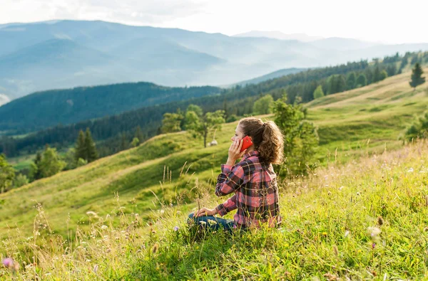 genç kadın dağlarda cep telefonu ile arama.