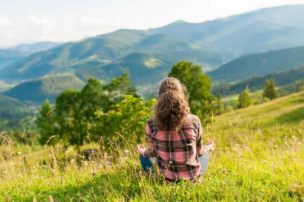 Mujer joven haciendo ejercicio de yoga en las montañas —  Fotos de Stock