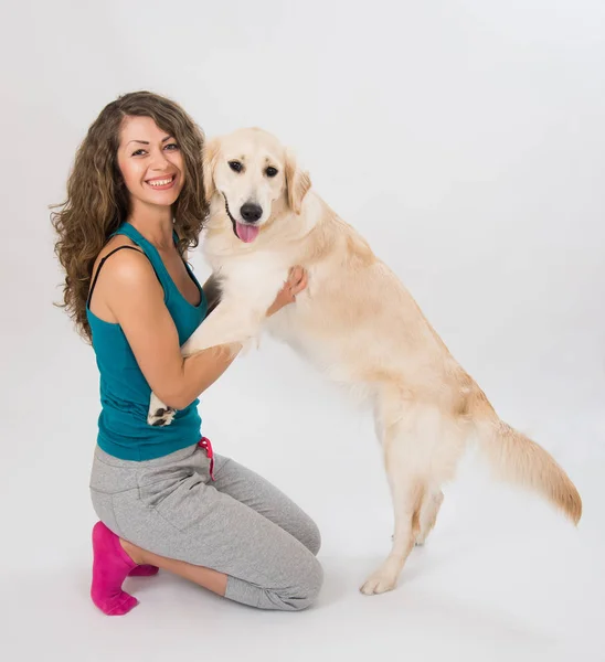 Close-up van vrouw zit met haar hond geïsoleerd op wit — Stockfoto