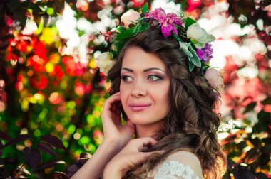 Düğün saç modeli ve gelinin makyaj n sonbahar park