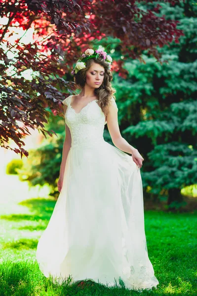 Porträtt av bruden i ett dyrt bröllopsklänning — Stockfoto