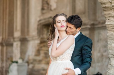 Gelin ve damat eski katedralin düğün töreninde.