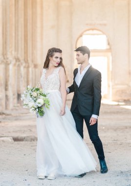 Gelin ve damat eski katedralin düğün töreninde.