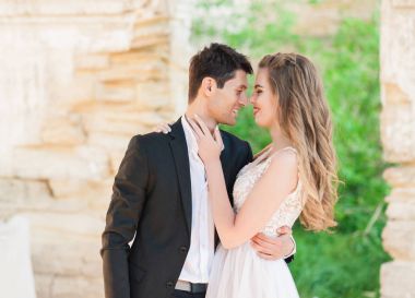 Gelin ve damat düğün töreninde kapalı