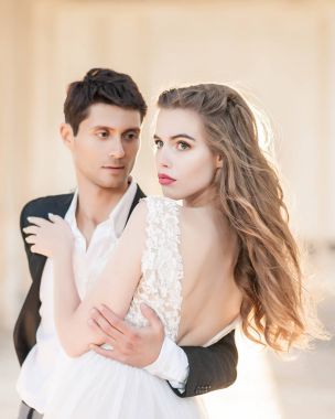 Gelin ve damat düğün töreninde kapalı