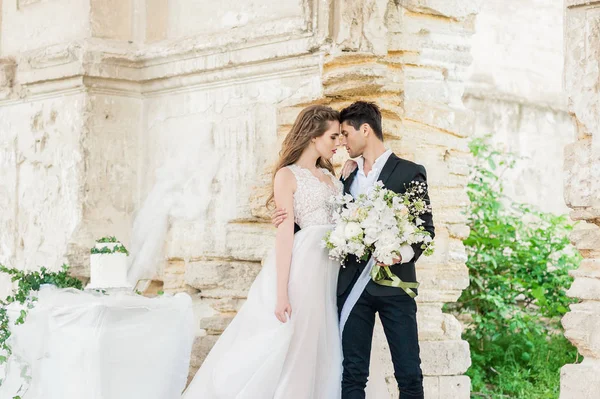 Panna młoda i pan młody na ceremonii ślubnej przy starej katedrze — Zdjęcie stockowe