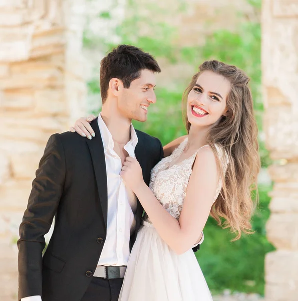 Gelin ve damat düğün töreninde kapalı