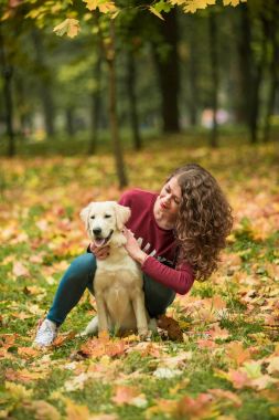 Şirin golden retriever köpek ile gülümseyen güzel kadın