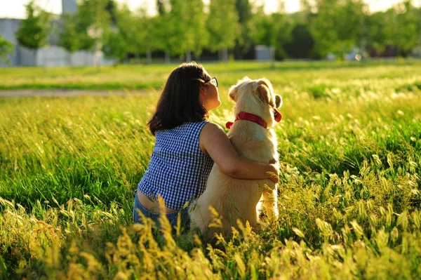 Lycklig hund och ägare njuta av naturen i parken — Stockfoto