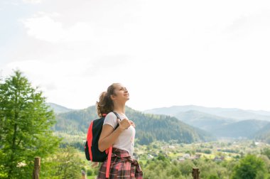 Mükemmel manzaralı en yüksek Dağı'nda Yound kız.