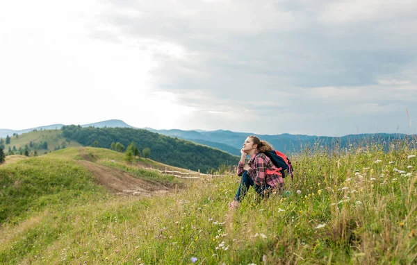 Yound κορίτσι στην κορυφή βουνού με τέλεια θέα. — Φωτογραφία Αρχείου