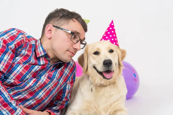 Pies szczęśliwy urodziny z rodziną w urodziny kapelusze — Zdjęcie stockowe