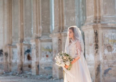 Lüks elbise güzel mimarisi poz içinde romantik güzel gelin