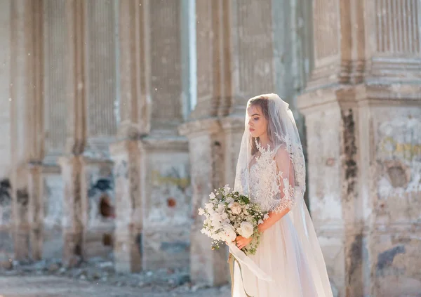Lüks elbise güzel mimarisi poz içinde romantik güzel gelin