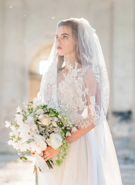 Romantiskt vacker brud i lyx klänning poserar för vackra arkitekturen — Stockfoto