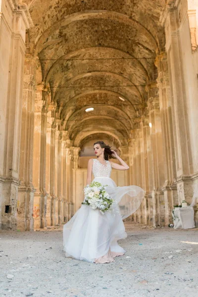 Lüks elbise güzel mimarisi poz içinde romantik güzel gelin