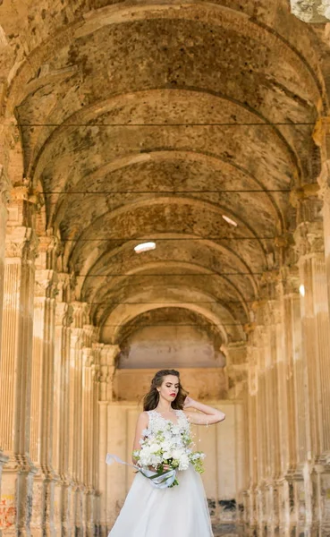 Lüks elbise güzel mimarisi poz içinde romantik güzel gelin