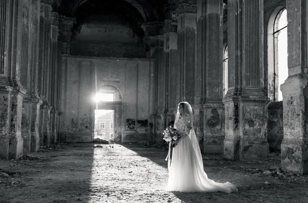 zarif beyaz dantel elbise düğün buket ile kadında güzel gelin