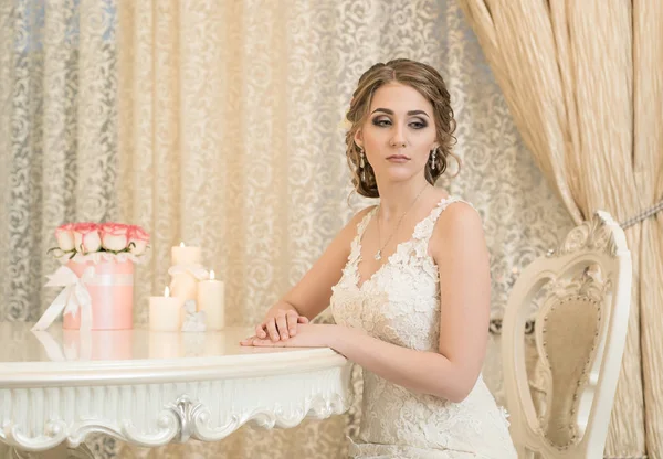Schöne Braut Brünette mit Make-up und Frisur — Stockfoto