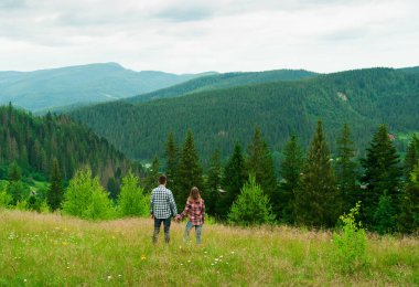 Sevgi dolu çift yaz tatile eğleniyor