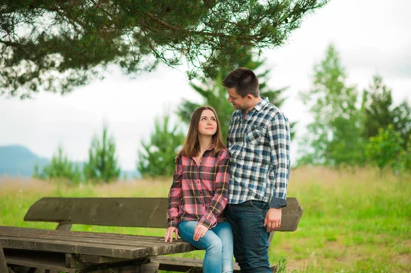 Verliefde paar plezier op zomervakantie. — Stockfoto