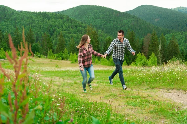 Νεαρό ζευγάρι ερωτευμένο περπατώντας στα βουνά. — Φωτογραφία Αρχείου