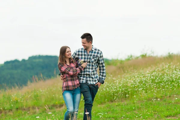 Verliefde paar plezier op zomervakantie — Stockfoto