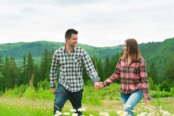 Verliefde paar plezier op zomervakantie — Stockfoto