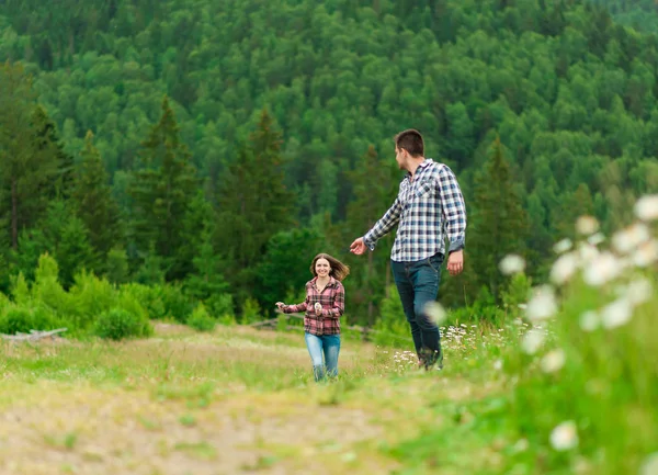 Jong paar verliefd wandelen in de bergen. — Stockfoto