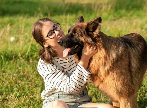 Счастливая собака и хозяин наслаждаются природой в парке — стоковое фото