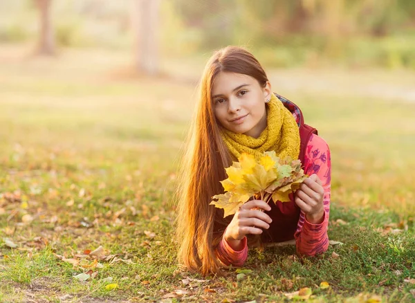 Hermosa chica en colorido otoño al aire libre —  Fotos de Stock