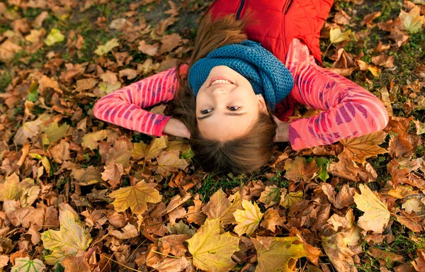 Piękna dziewczyna na zewnątrz w jesienią kolorowe — Zdjęcie stockowe
