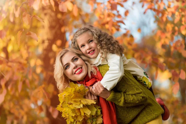 Glückliche junge Familie hat Spaß im Herbstpark — Stockfoto