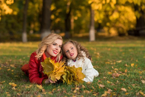 Beautiful mother and daughter in colorful autumn outdoors — Stock Photo, Image