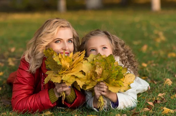 Schöne Mutter und Tochter im bunten Herbst im Freien — Stockfoto